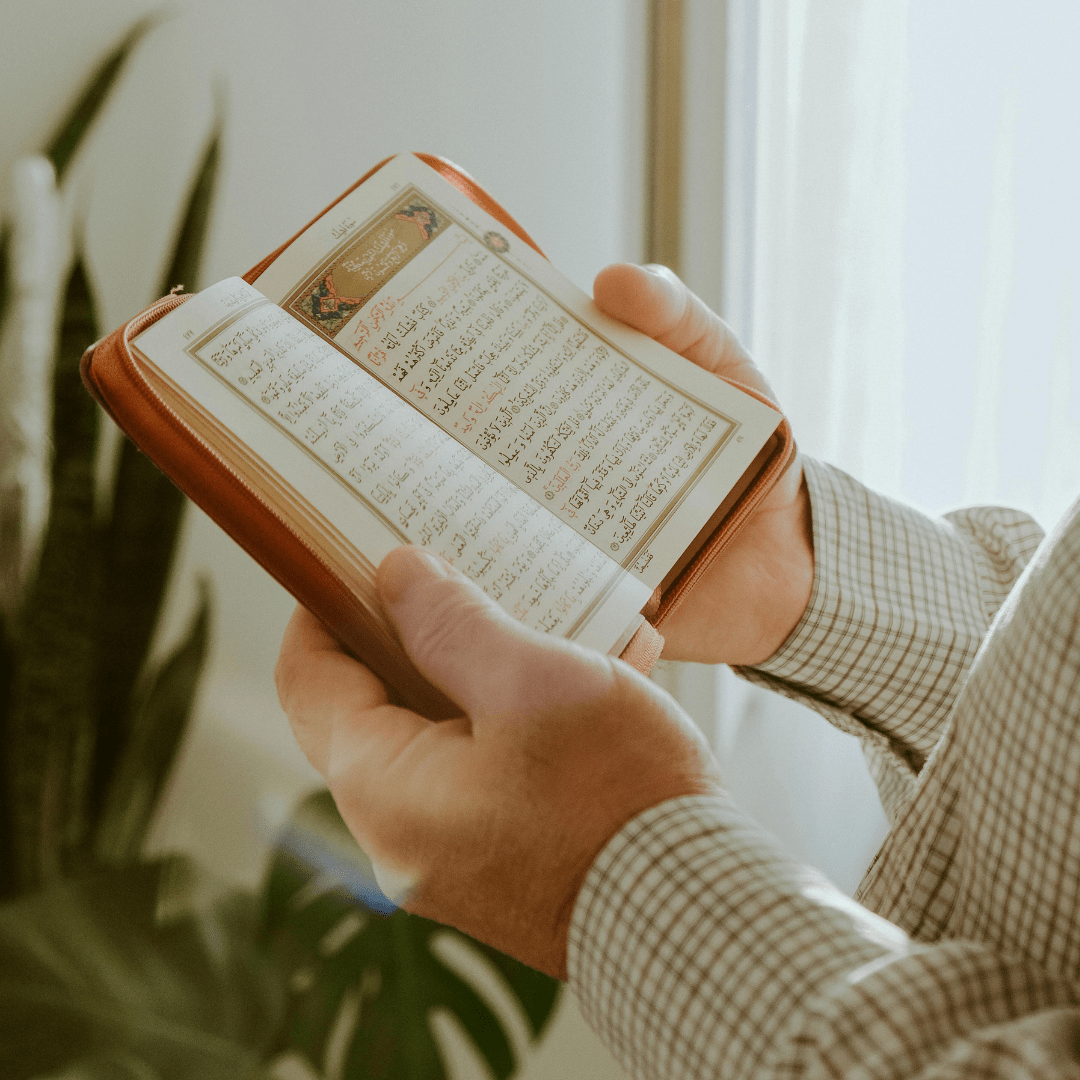 Student learning Arabic with books and a computer, Arabic course for beginners
